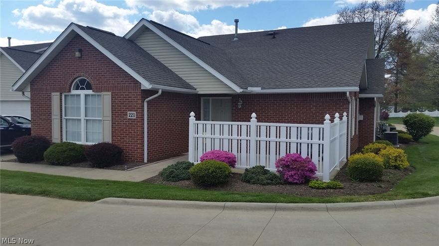 One floor living in this beautifully decorated and well maintained home. Large living room has a cathedral ceiling, a nice view and a corner gas fireplace. The master bedroom has a walk in closet. The property is located in a low-traffic area. Candleberry design (Large Kitchen). Hoa Fee includes trash pick-up.