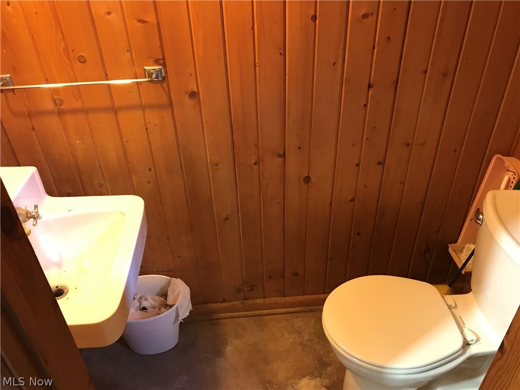 Village/Sugarcreek - Commercial Sale