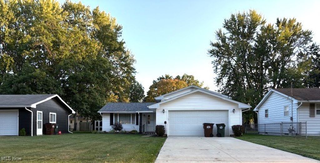 Photo of 42937 Crestlane Drive, Elyria, OH 44035 (MLS # 5164247)