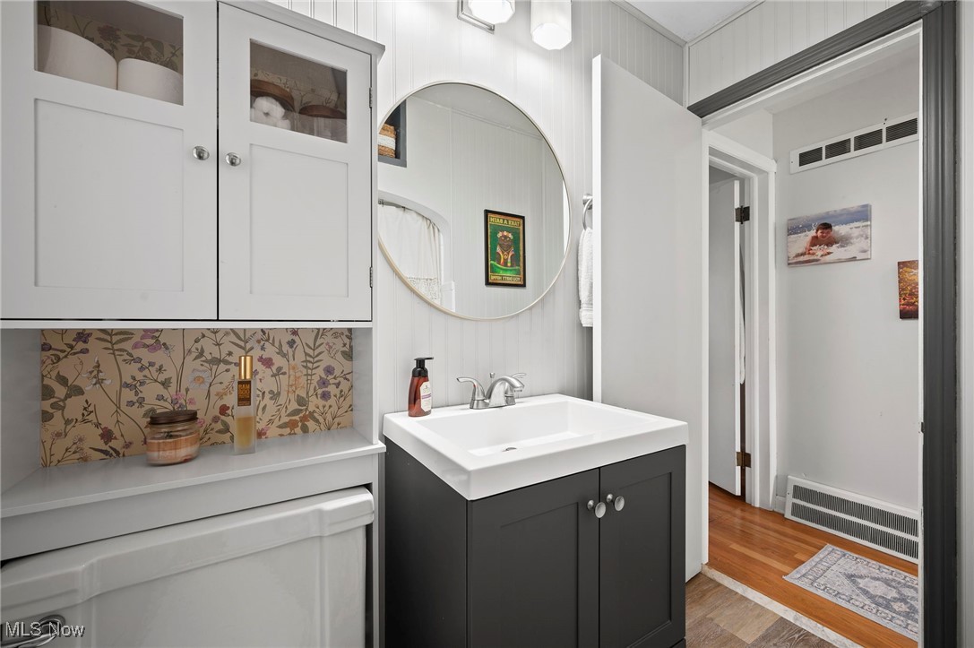 Cleveland, Ohio 44135, United States, 3 Bedrooms Bedrooms, ,1 BathroomBathrooms,Residential,Contingent,145080