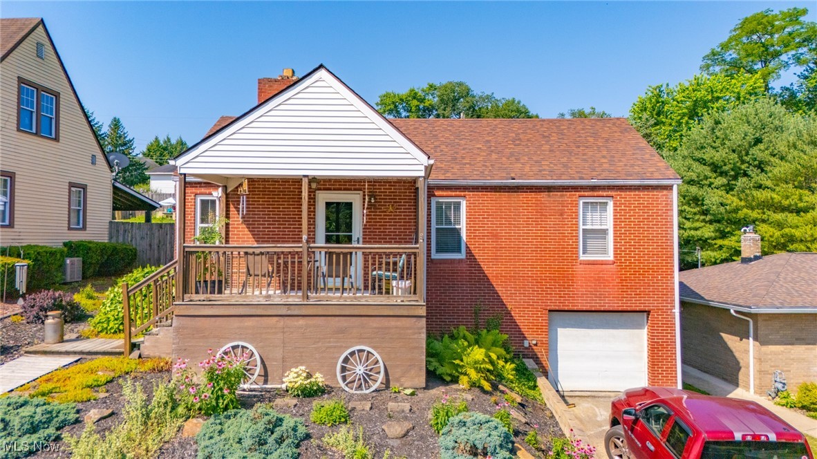 ***WELCOME home, 315 Canterbury Blvd!! It is a fabulous location, with access to shopping, schools, parks, and restaurants. Also, great highway access to wherever you need to be. 3 bedrooms, a finished rec room, and new windows are in the process of being installed. There are too many updates to name. Priced to please, schedule today - you'll not want this one to get away.