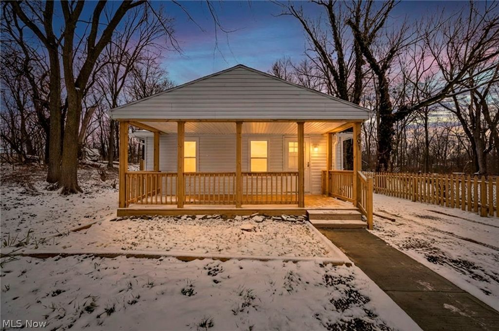 Photo of 491 E 39th Street, Lorain, OH 44055 (MLS # 5188047)