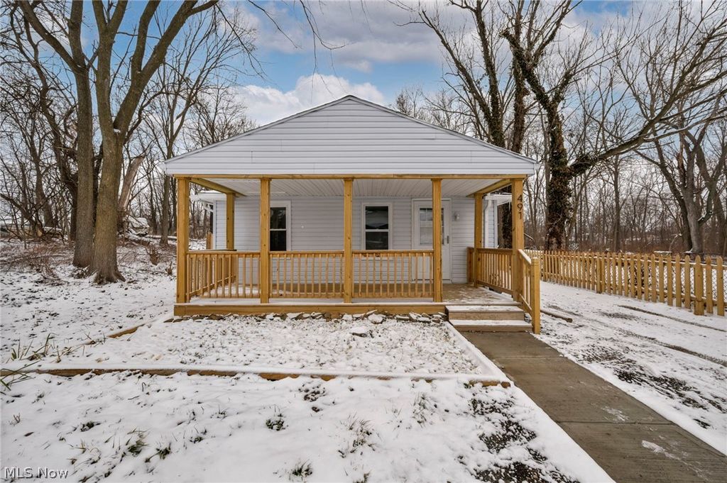 Photo of 491 E 39th Street, Lorain, OH 44055 (MLS # 5188047)