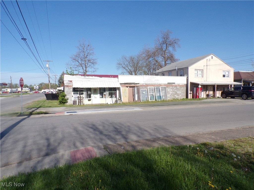 Investment Property , One Large retail Store , Used As Second Hand Store, Also has a 4 unit Apartment building , a very busy corner
in south Parkersburg , Up from Neal St. Post Office, apartments rented, Plenty of off street Parking , Store building needing repairs
this is a good investment opportunity, established business since 1990 Store has over 2000 Sq Ft of retail space, Apartments are
one bedroom. Great Opportunity to be your own Boss.