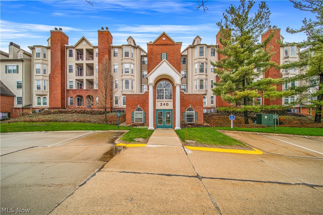 Fox Hollow/Woodhawk Condo Bldg - Residential