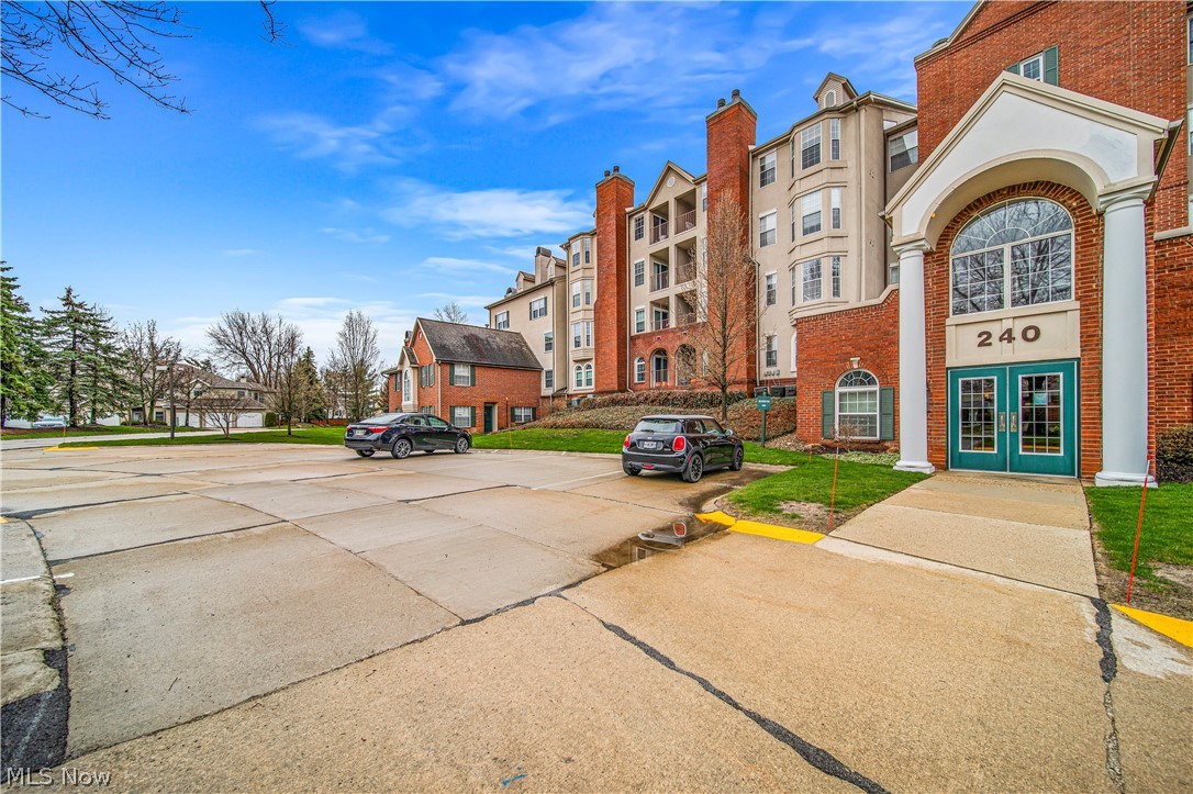 Fox Hollow/Woodhawk Condo Bldg - Residential