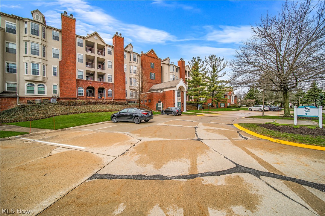 Fox Hollow/Woodhawk Condo Bldg - Residential