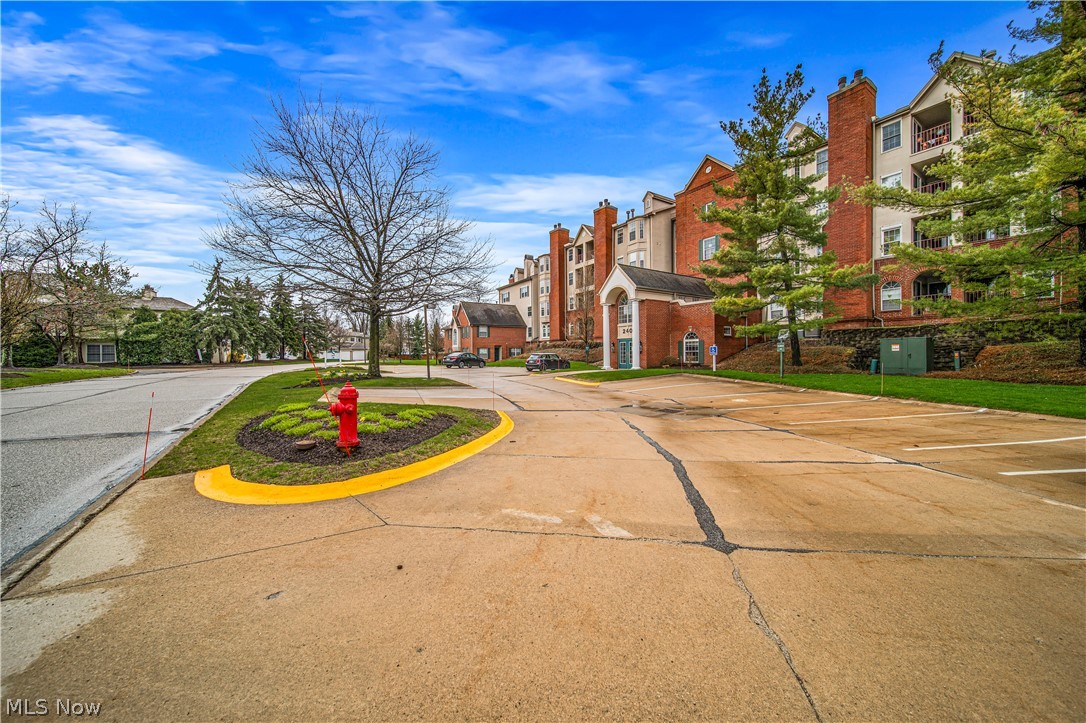 Fox Hollow/Woodhawk Condo Bldg - Residential