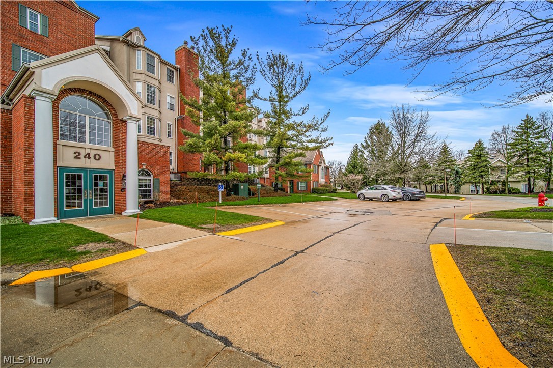 Fox Hollow/Woodhawk Condo Bldg - Residential