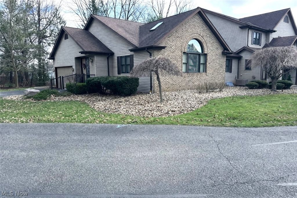 Photo of 1151 Surrey Point Drive, Warren, OH 44484 (MLS # 5192182)