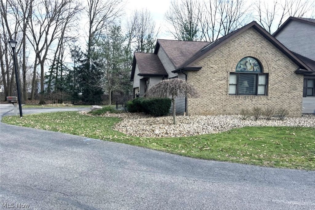 Photo of 1151 Surrey Point Drive, Warren, OH 44484 (MLS # 5192182)