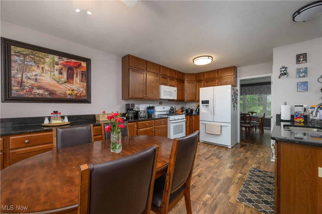 1483 Lake Front Drive, Salem, Ohio image 12