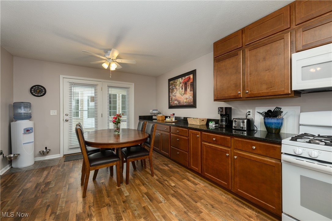 1483 Lake Front Drive, Salem, Ohio image 14