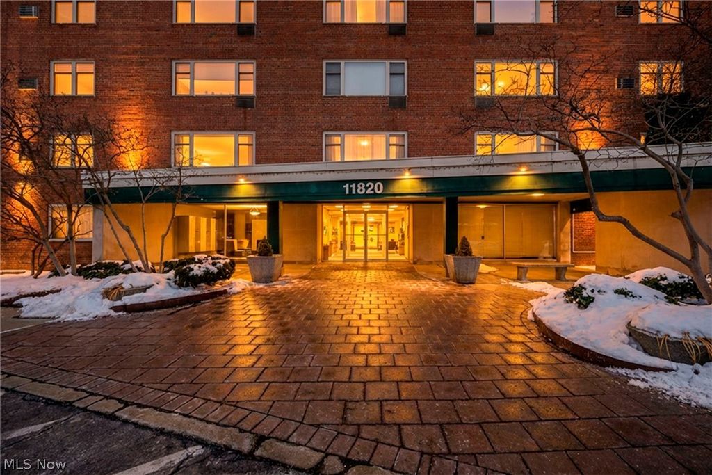 Photo of 11820 Edgewater Drive #403, Lakewood, OH 44107 (MLS # 5185532)