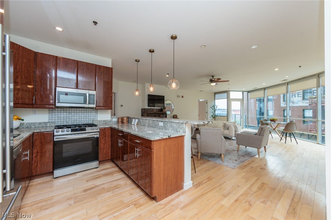 701 W Lakeside Avenue 602