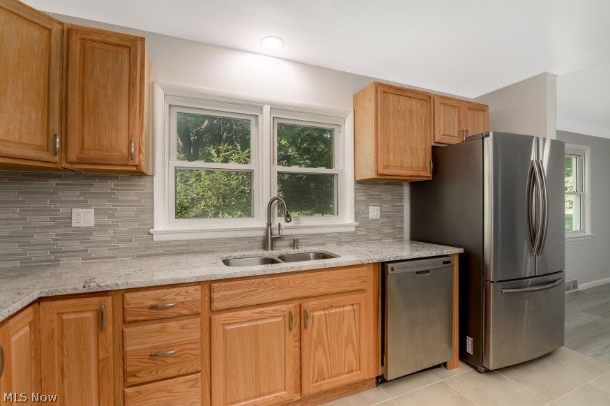 Main image without alt text