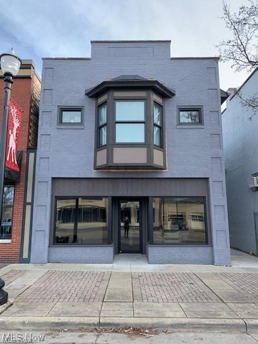 Great downtown opportunity. Renovated office space with major exposure. Kitchenette and half bath.