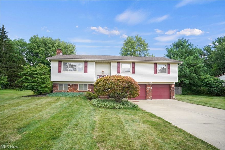 Large Bi-Level home,  4 Bedroom, 2.5 Bathrooms.
Roof is about 3-4 years old, Tankless hot water heater new in 2023.
See Virtual Tour link.