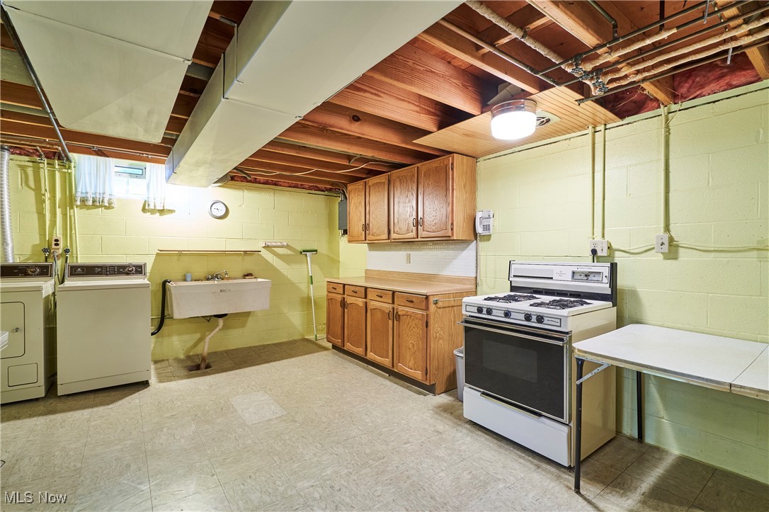 Seven Hills, Ohio 44131, United States, 3 Bedrooms Bedrooms, ,3 BathroomsBathrooms,Residential,Pending,174767