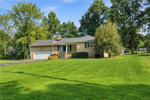 Photo of 6987 White Oak Drive, Hubbard, OH 44425 (MLS # 5240361)