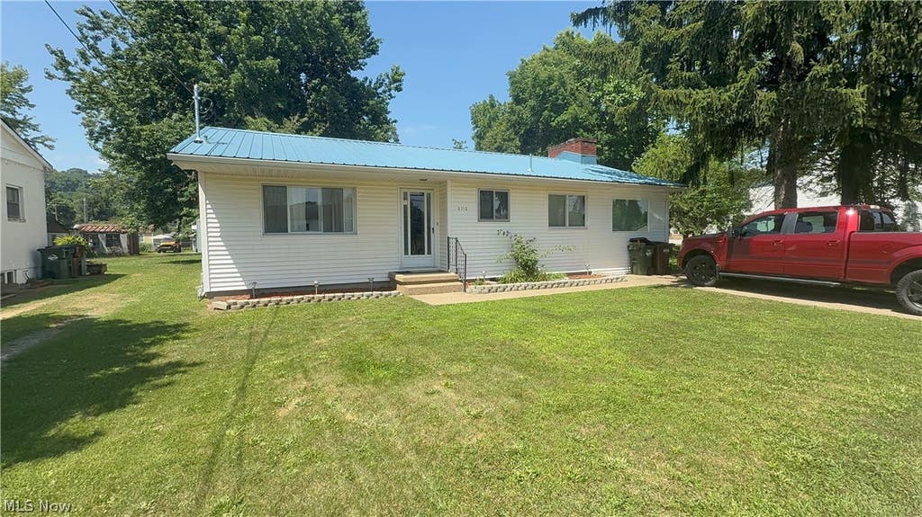 Photo of 2110 Rockland Ave AVE, Belpre, OH 45714 (MLS # 5225582)