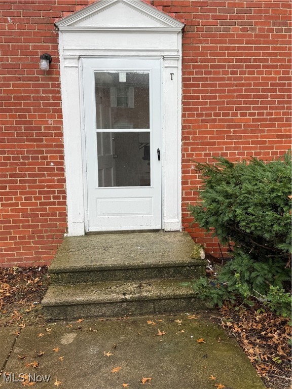 Hurry & view this beautifully remodeled townhome in Blisswood Village before it's gone. Perfect opportunity for homebuyer or investor! This airy end-unit has new electrical, updated plumbing, ceiling fans, fresh paint, ceramic tile in kitchen & bathroom as well as new luxury vinyl plank flooring downstairs & in bathroom.This property has a nice basement for storage & laundry all ready to go. Enjoy safe & stress free parking with your own garage.Schedule your showing today!
Agent owned property.