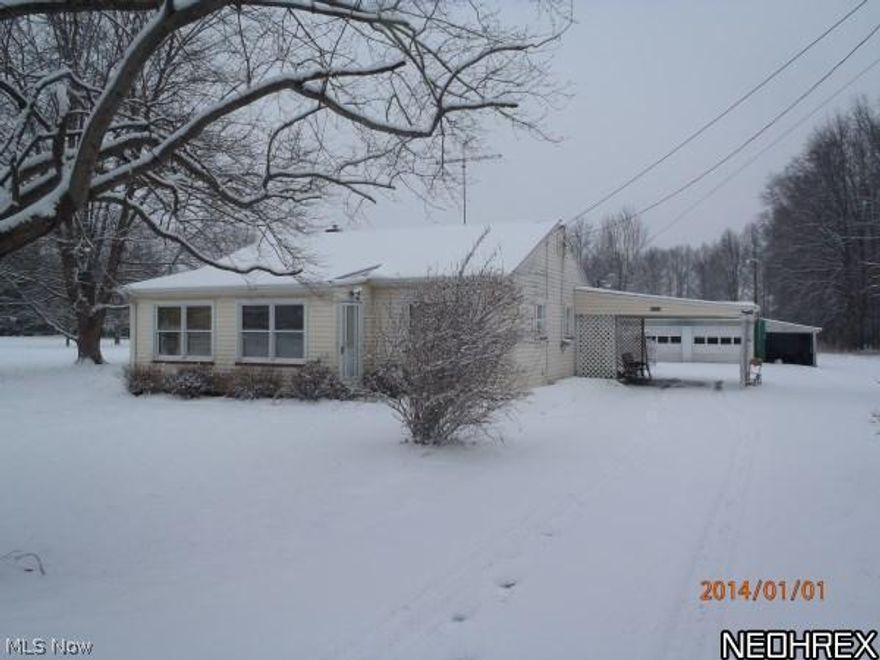 Cozy 3 bedroom 1 bath ranch home on 7.12 acres with approx. 380 ft. frontage on Greenville Rd. & over 800 ft. frontage on Oakfield North Rd. Featuring a fully equipped kitchen w/new flooring, bay window & eating area, large dining room area. Some hardwood floors, new bathroom fixtures, 4 ceiling fans, central air replaced in 2012, furnace 2011 & new shingles in 2011, sump pump in 2013. 24 x 36 three car garage/workshop. Approx. 2 acres wooded.