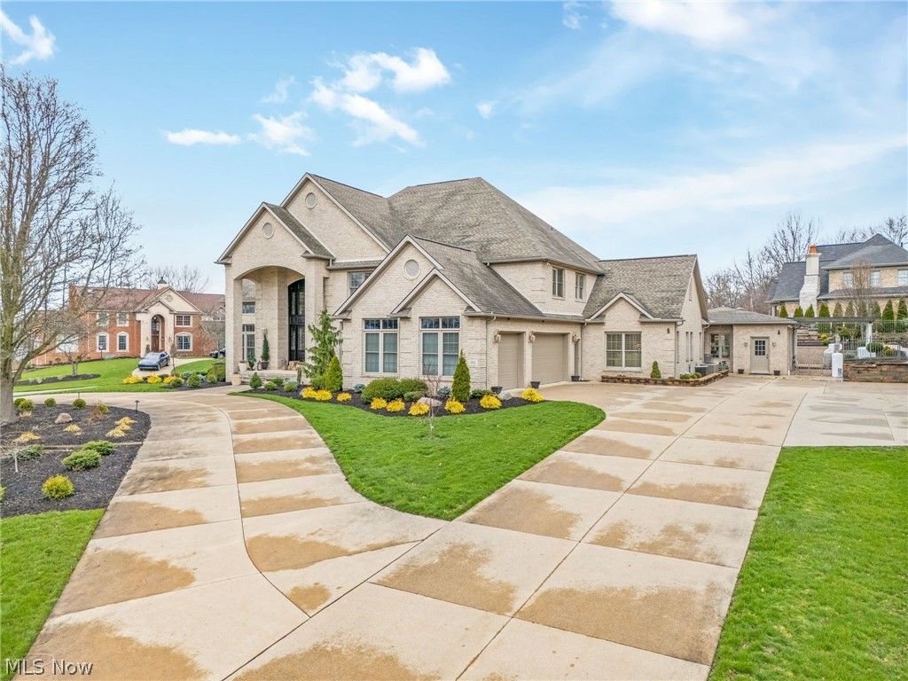 Photo of 1311 Chantilly Circle NE, Canton, OH 44721 (MLS # 5196364)