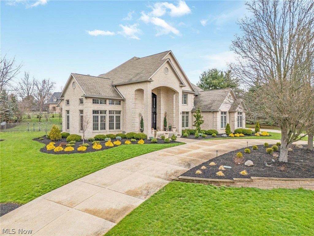 Photo of 1311 Chantilly Circle NE, Canton, OH 44721 (MLS # 5196364)