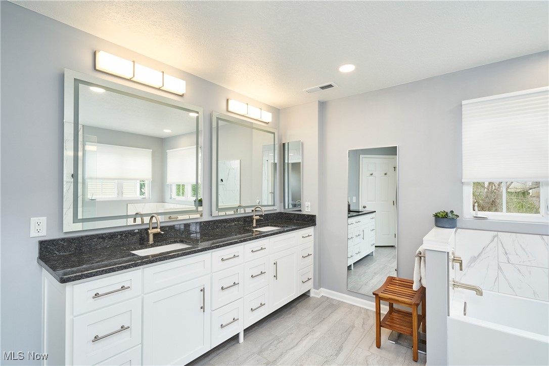 Copley, Ohio 44321, United States, 5 Bedrooms Bedrooms, ,4 BathroomsBathrooms,Residential,Contingent,102878