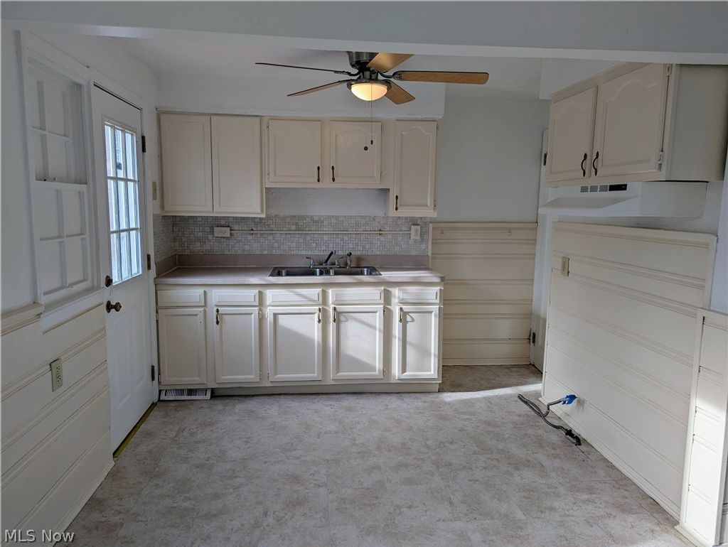 Photo of 1492 E 250th Street, Euclid, OH 44117 (MLS # 5197800)