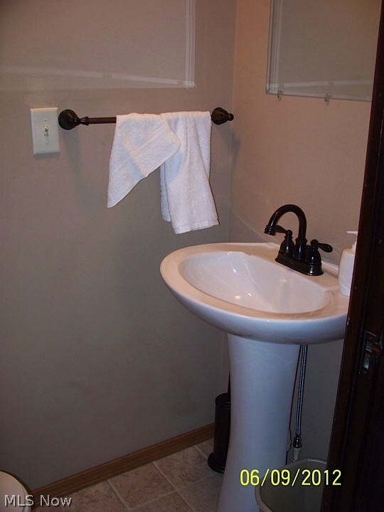 Main image without alt text