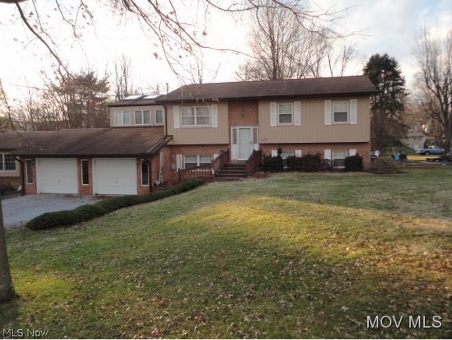 Unusual features in a Split Foyer.  Full kitchen on lower level as well as upper.  Huge garage (attached) holds 6 cars.  Unfinished game/rec room by garage with additional storage under.  New roof-August 2013  Elem: Criss Elementary School  Elem/Bus: N  JrHigh: Hamilton Jr. High School  JrHigh/Bus: N  High: Parkersburg High  High/Bus: N  Fire: CIT  Police: CTY  PossFreeGas: N  ;SQFT=Fin Bsmt:0, Fin Above:2724, Fin Total:2724, Unfin Bsmt:480, Unfin Above:480;GAR= Opener(s), 6 Car Att;PRKG= Off Street