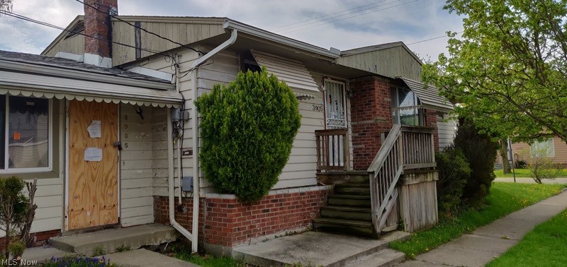 This 986 square foot house sits on a 4,366 square foot lot and features 3 bedrooms and 1 bathroom. This property was built in 1959. Close to schools, shopping parks and more!