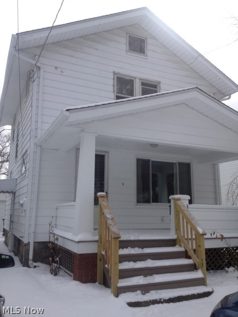 Charming Colonial with so much to offer for rent! New paint and carpet throughout, updates in the kitchen and bathroom. Gorgeous woodwork. Amazing closet space in the bedrooms. Full basement with newer hot water tank and furnace. Great front porch and fenced yard. One car garage.
Dont miss it!