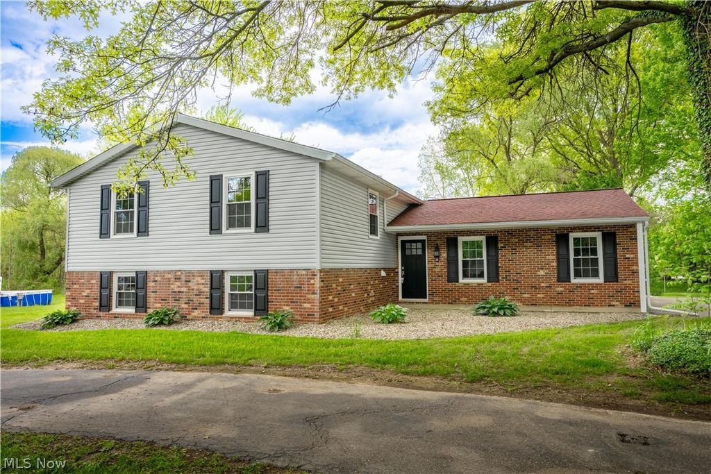 Photo of 6518 Lorraine Avenue NW, Massillon, OH 44646 (MLS # 5210138)