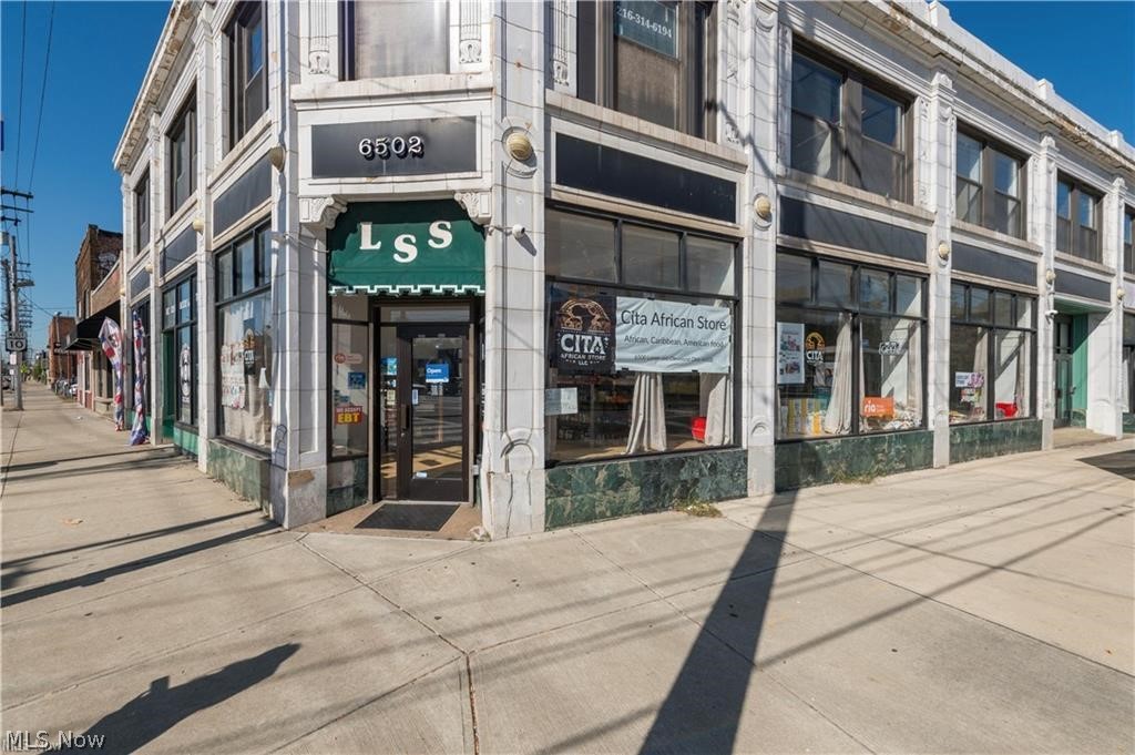 2082 W 65th