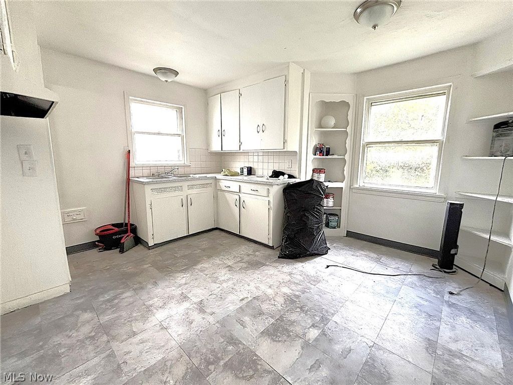 Photo of 4065 E 153rd Street, Cleveland, OH 44128 (MLS # 5187535)