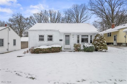 Photo of 1937 Highlawn Avenue, Youngstown, OH 44509 (MLS # 5179079)