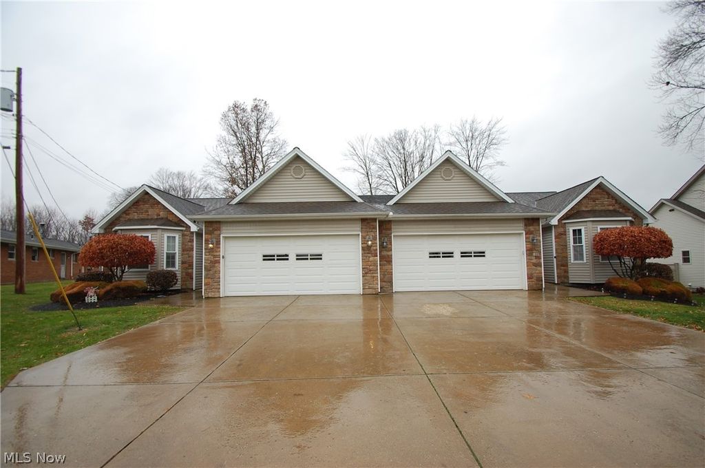 Photo of 784 Elmwood Drive, Hubbard, OH 44425 (MLS # 5210022)