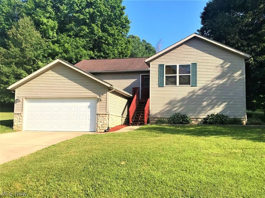 115 Grand Ridge Road. 3 BR, 2 Bath (plumbed in lower level for 3rd bath), raised ranch. Popular "split" floorplan where master BR is on one side and other
bedrooms on other side of house. Located back by marina just off Apple Valley Drive. Built in '07. NICE stainless appliances, main level laundry, granite tile
counters w/ceramic backsplash. ABSOLUTELY CLEAN. EK schools. 1396 s.f. plus huge, full, finishable lower level, plumbed for a third bath. 2 car garage. Different from most raised ranches, the garage kicks out, so it doesn't eat up any of the finishable lower level square footage. Will pass any financing. Other features: poured foundation, 200 amp service, four ceiling fans, gutter guards, concrete drive, jetted tub in master bath…Clean, move-in condition. East Knox Schools. Easy access in and out of Apple Valley. Hurry on this one! Note: When setting GPS, it is Grand Ridge Road (not Drive).