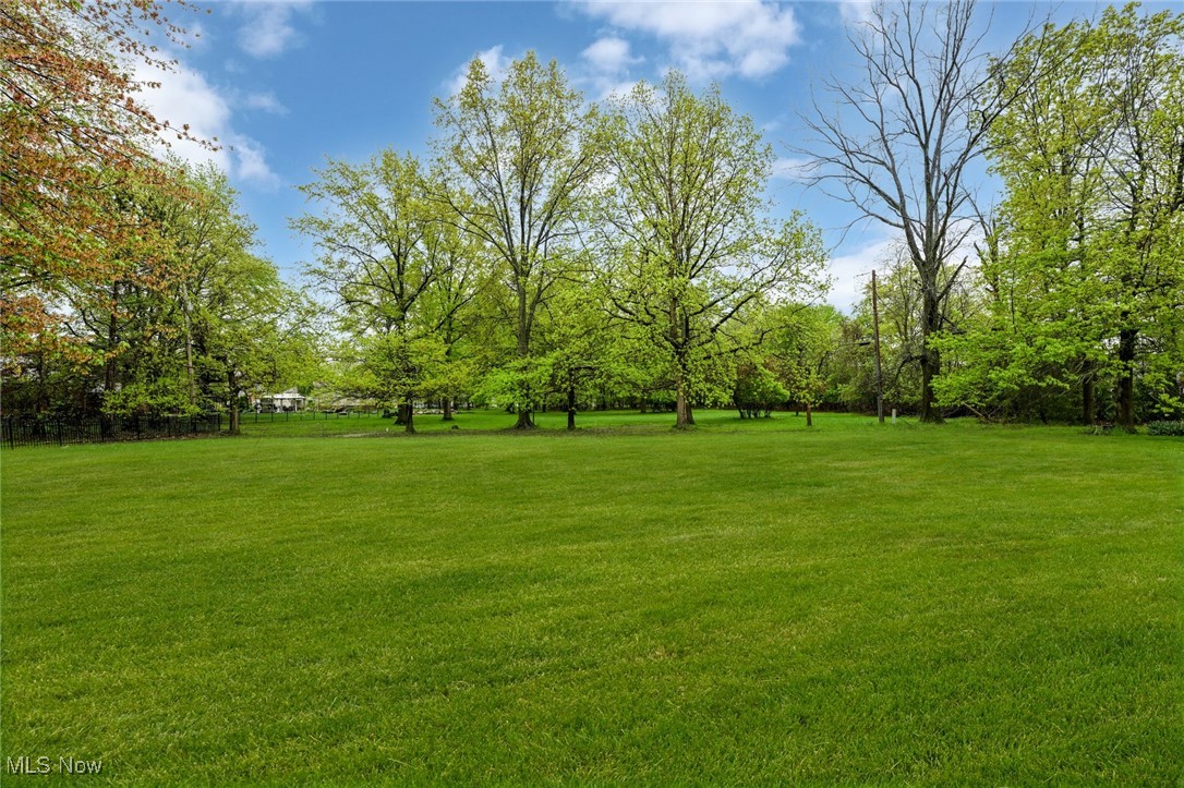 5233 S Park Drive, Lorain, Ohio image 8