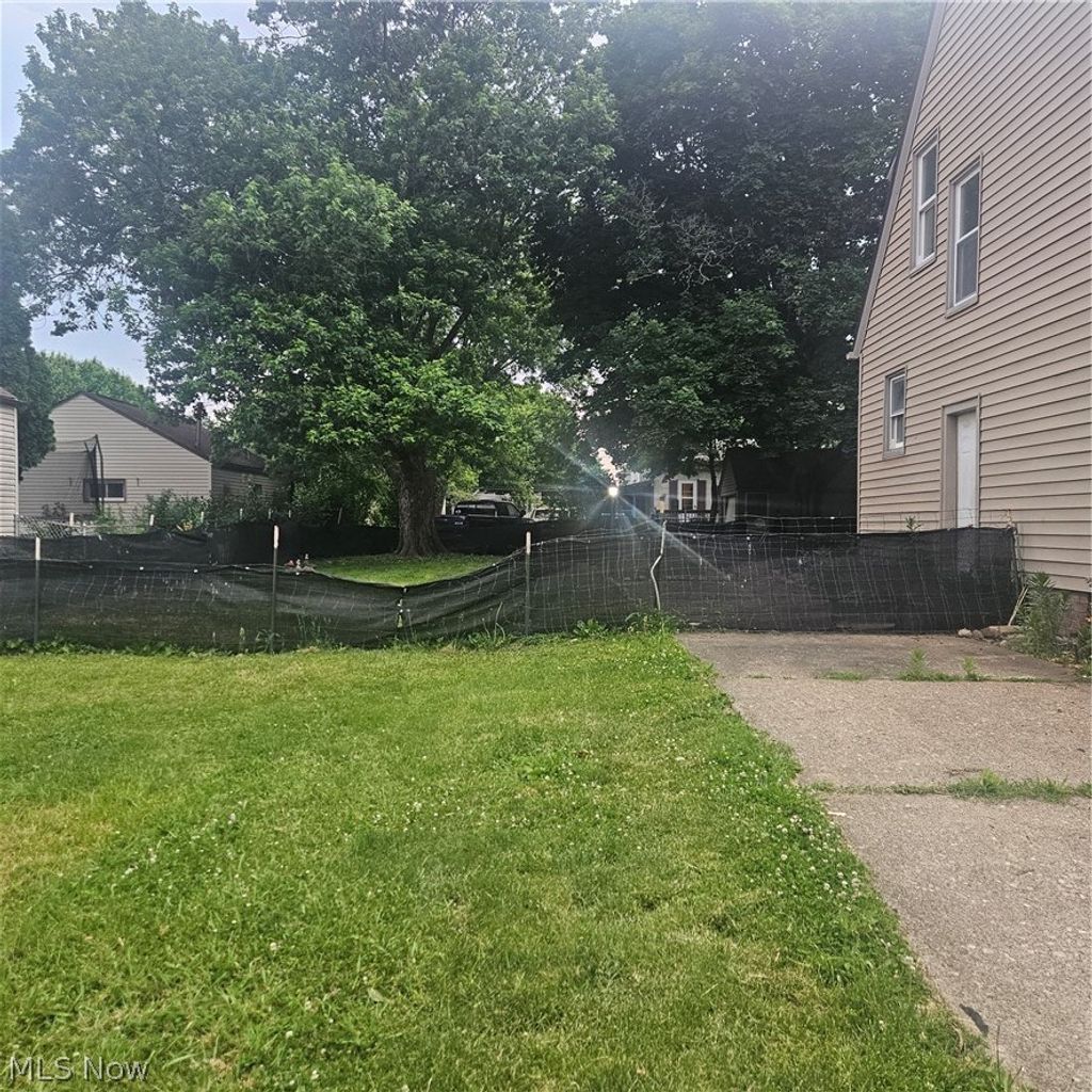 Photo of 1229 Bellflower Avenue SW, Canton, OH 44710 (MLS # 5217638)