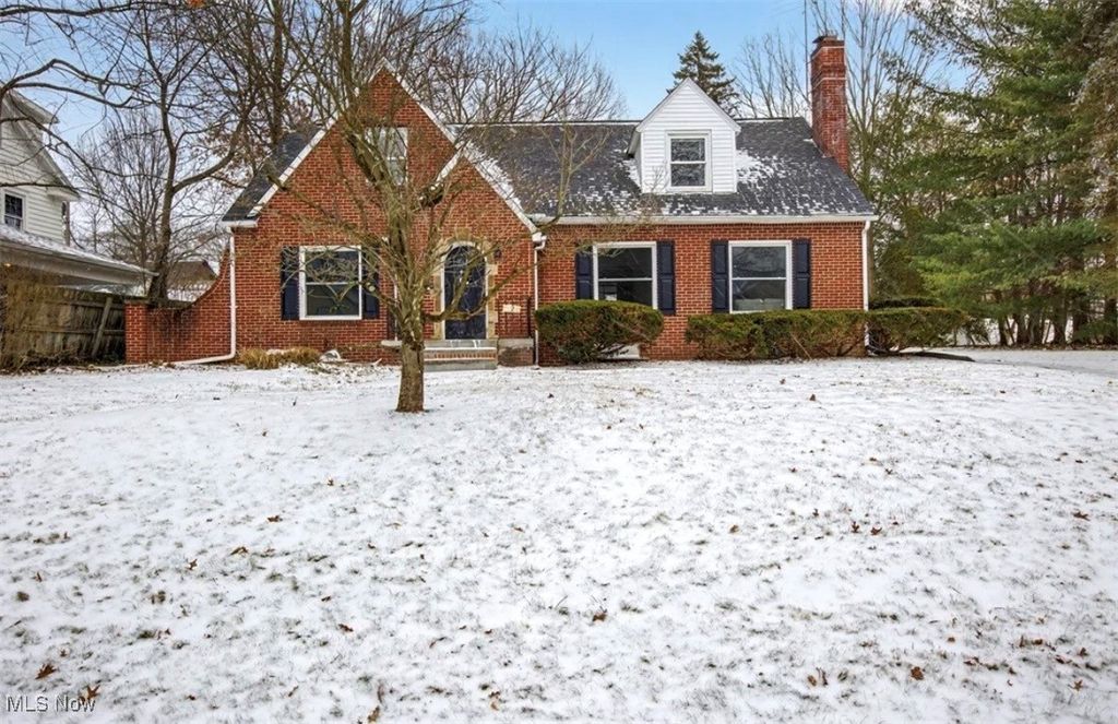 Photo of 627 Greenwood Avenue, Akron, OH 44320 (MLS # 5179015)