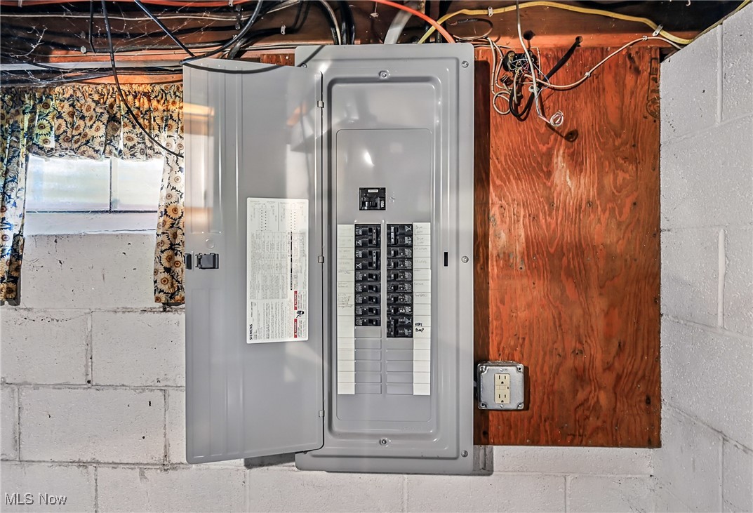 Columbiana, Ohio 44408, United States, 2 Bedrooms Bedrooms, ,2 BathroomsBathrooms,Residential,Contingent,200565