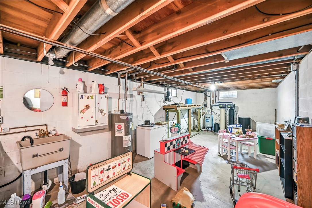 Columbiana, Ohio 44408, United States, 2 Bedrooms Bedrooms, ,2 BathroomsBathrooms,Residential,Contingent,200565