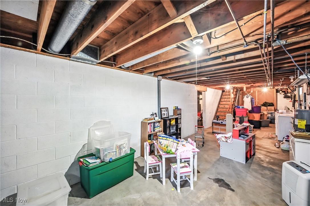 Columbiana, Ohio 44408, United States, 2 Bedrooms Bedrooms, ,2 BathroomsBathrooms,Residential,Contingent,200565