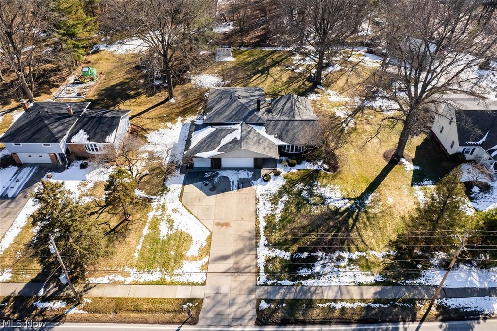 Photo of 28365 Bassett Road, Westlake, OH 44145 (MLS # 5189132)