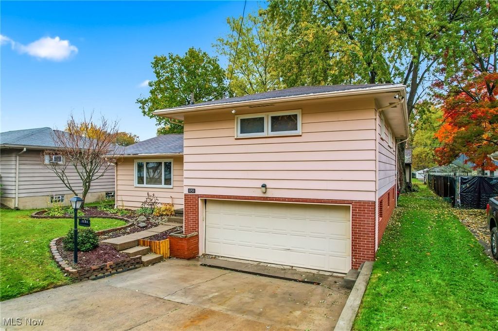 Photo of 1151 Clearview Street NW, Warren, OH 44485 (MLS # 5169154)