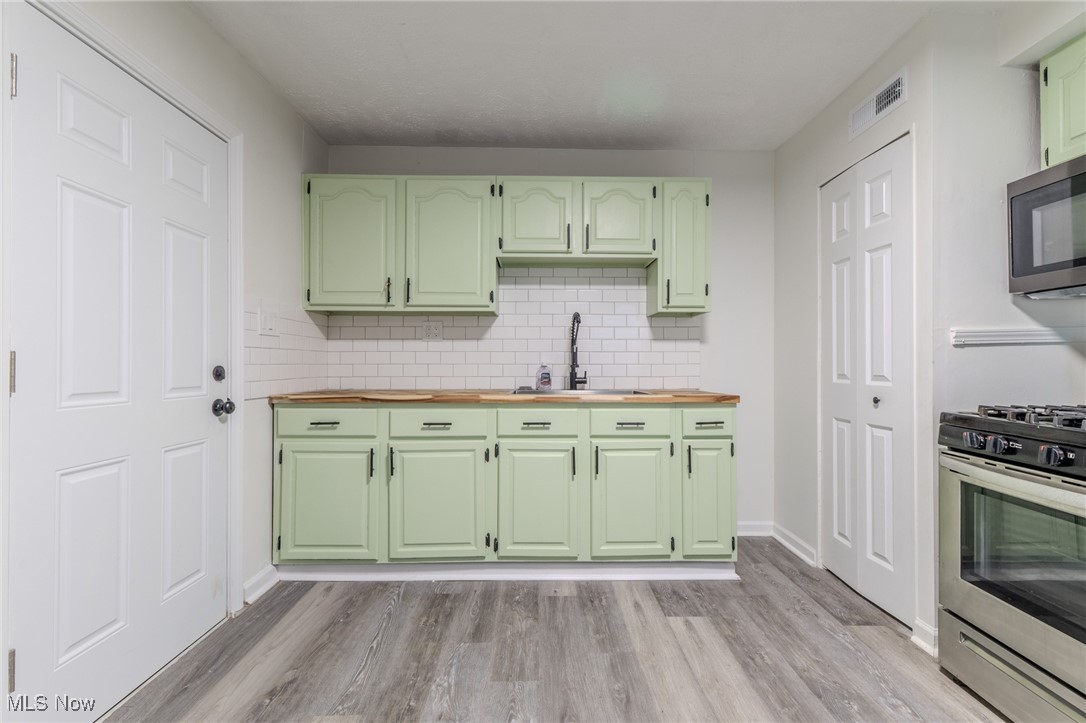 Robert Dvoraks Brentwood Village - Residential